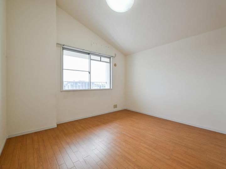 約5.9帖の洋室です。勾配天井になっております！