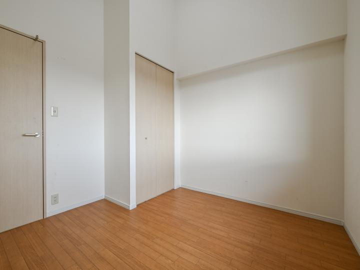 約4.5帖の洋室です！東側にもバルコニーがございます。