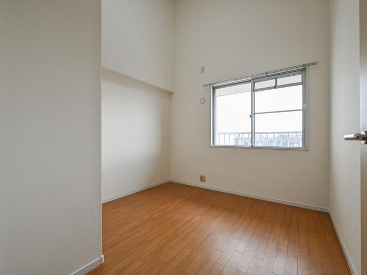 約4.5帖の洋室です！東側にもバルコニーがございます。眺望も是非ご覧ください。