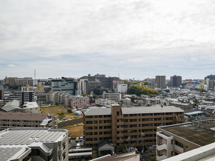 東側バルコニーからの眺望です。最上階からの眺望を是非ご覧ください。