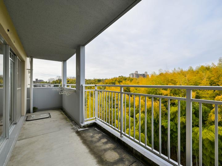 西側バルコニーです。竹林に面しており、採光・通風を遮る建物はございません。