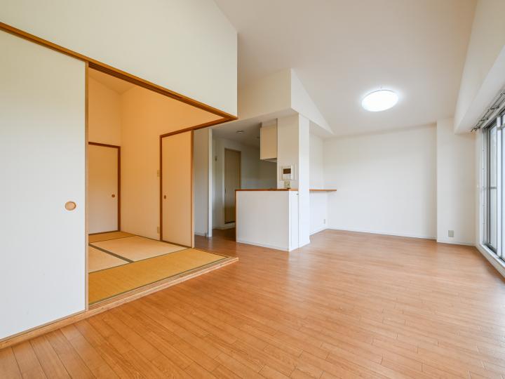 約15.2帖のLDK、勾配天井になっており、約3.9ｍの天井高です！