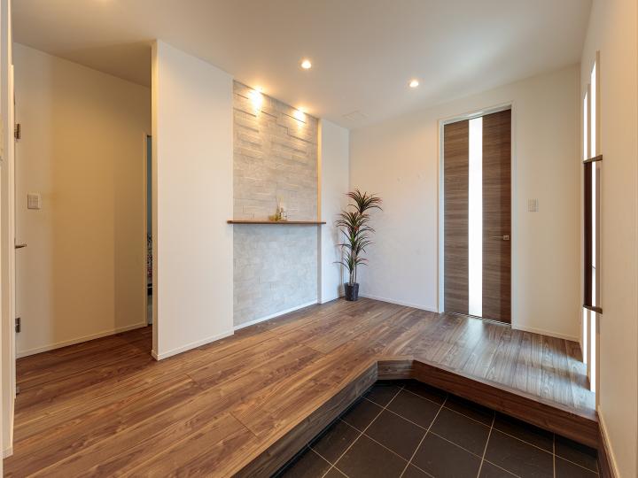 玄関の様子です!クロス一部にエコカラット!