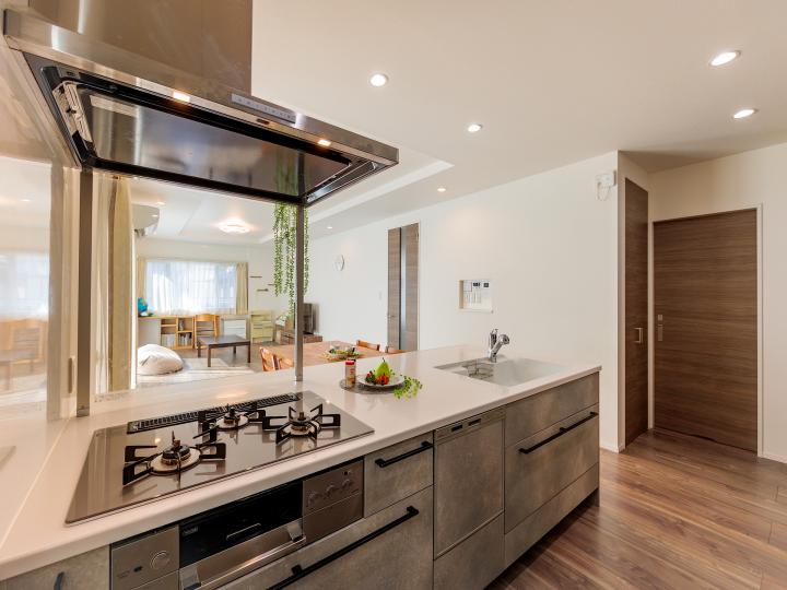 食洗機、3口コンロ付き!カップボード、パントリーがございます!