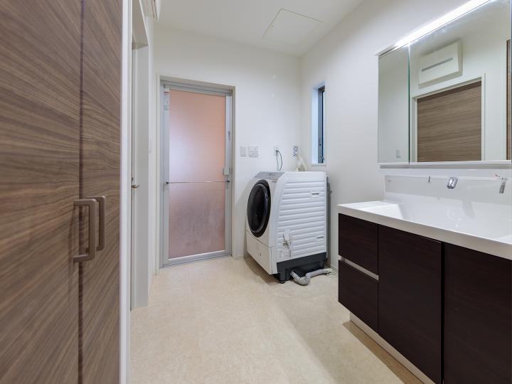 洗面室です!窓・収納有り!3面鏡の洗面台!