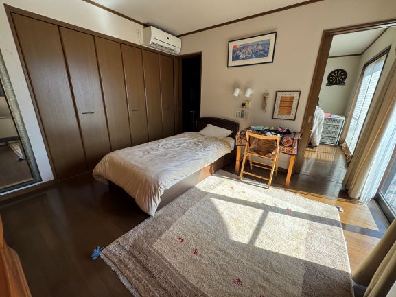 1階洋室8帖。壁一面クローゼットが設置してあります。