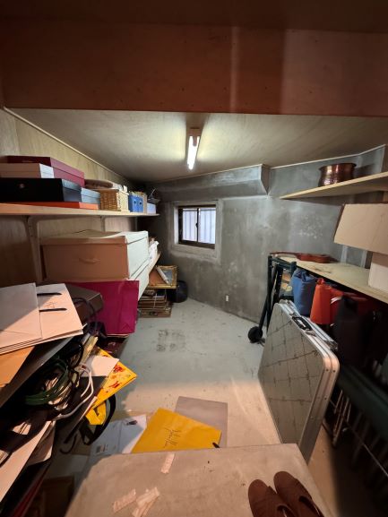 1階の納戸。普段使わない物の収納に便利です。