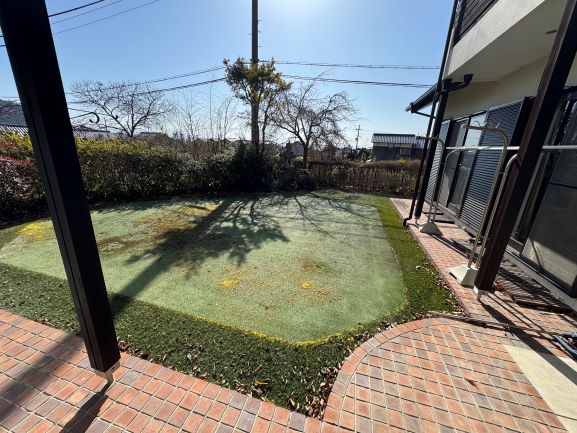 庭。人工芝が敷き詰められています。パターの練習はいかがでしょうか