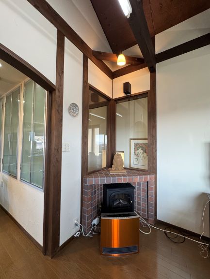 リビングに暖炉風の暖房機置場。お好きな暖房機を設置ください。