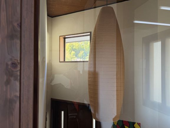 玄関上部の窓から景色が見えます。