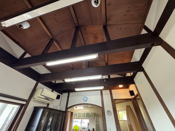 リビングの天井は梁を出してございます。