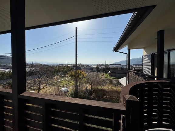 バルコニーからの眺望。晴天の際は京都タワーが見えます。
