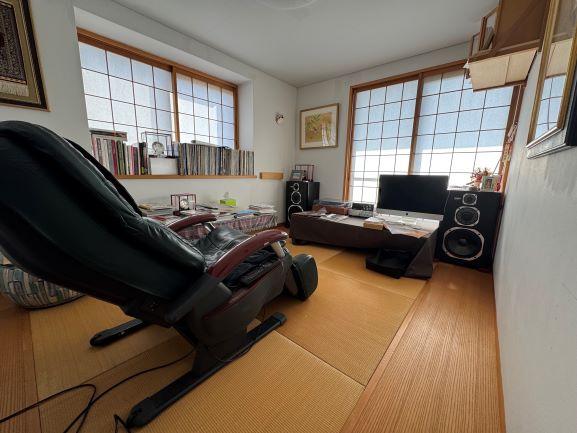 リビング横の和室です。琉球畳が敷設。客間としてもお勧めです。