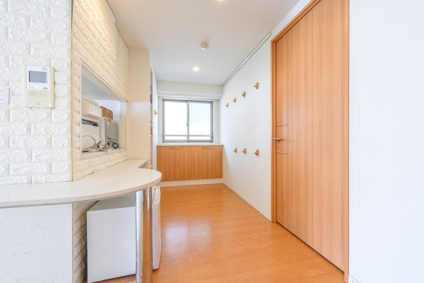 キッチン裏のファミリーポケットは収納はもちろん在宅ワークスペースとしてもおすすめ