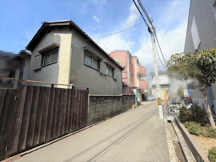 現況古家付きでのお引渡しです。