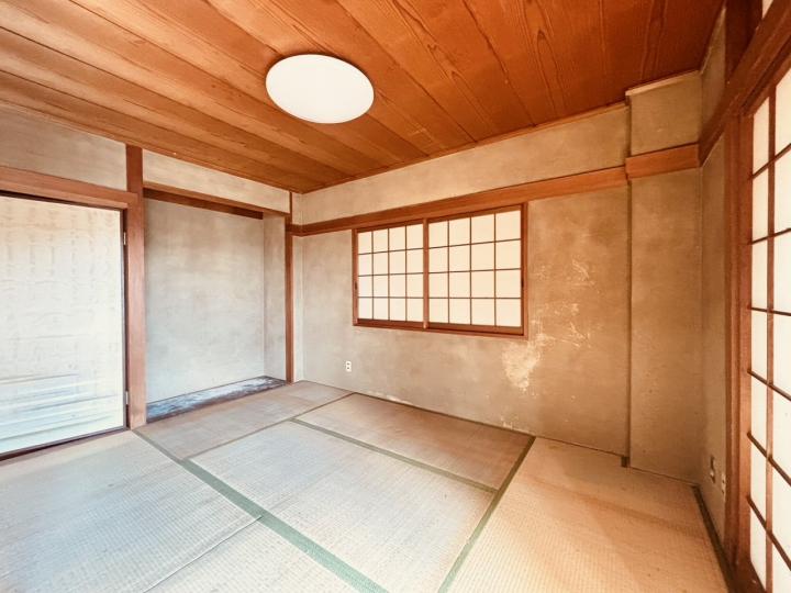 1階和室です。縁側ございます。