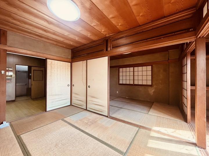 1階和室です。縁側ございます。