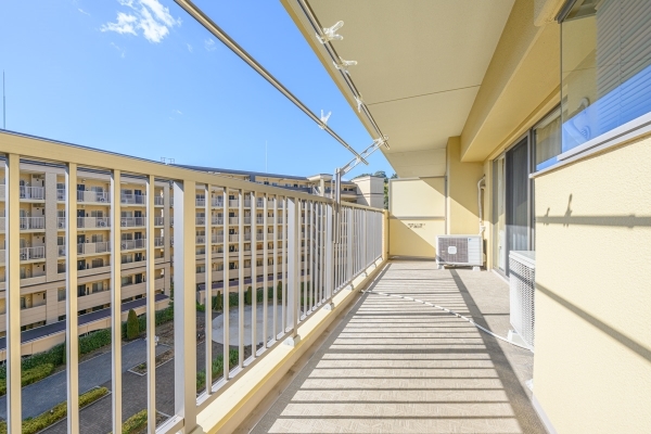 12.30平米のバルコニー 南向きのため陽光が差し込みます