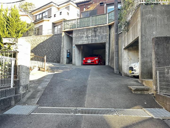 前面道路写真です。前面道路幅員は約4メートルです。