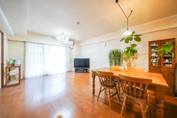 約16.5帖のリビング・ダイニング　南向き　床暖房あり　家具の配置や空間分けがしやすい形です