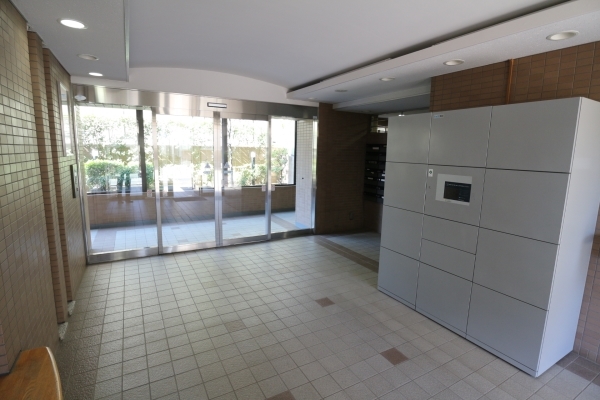 エントランス　宅配ボックスも完備