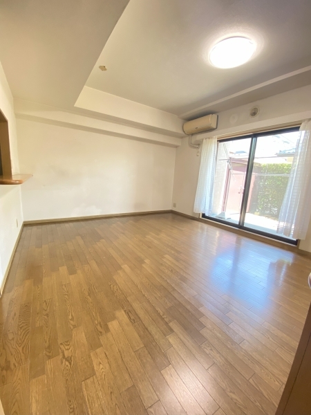 廊下からみたリビング・ダイニングです