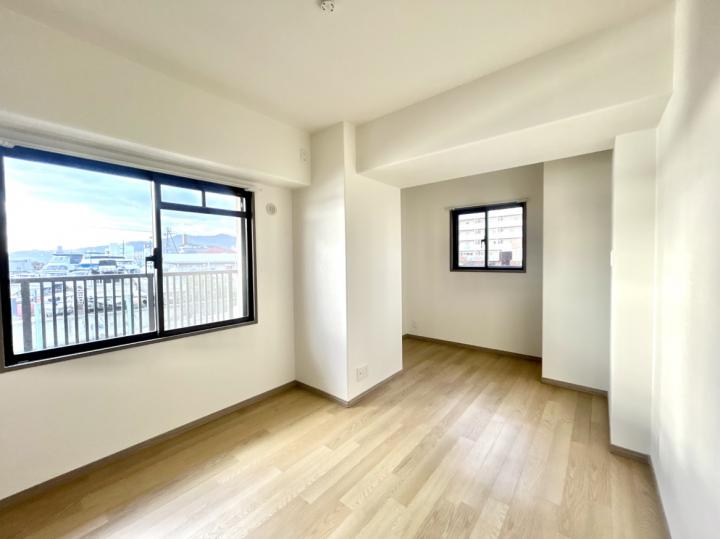 約8.1帖の洋室です。