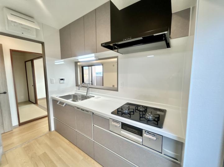 スリムセンサー水栓(タッチレス)・食器洗い乾燥機付きです。