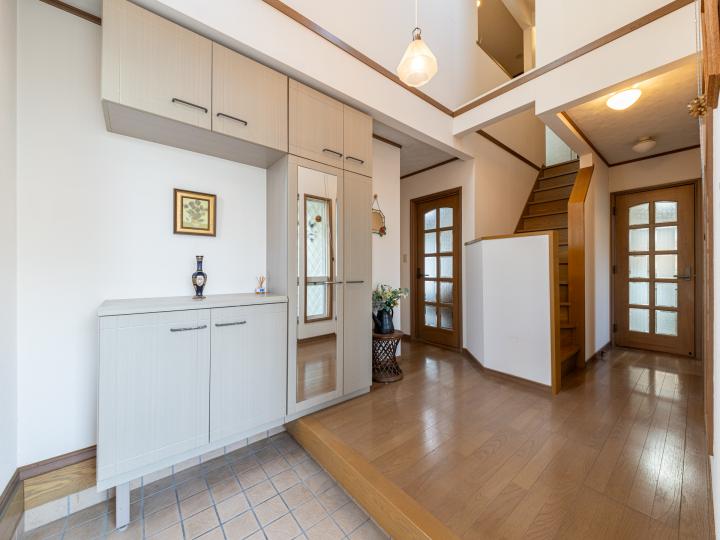 玄関部分！吹き抜けとなっております！