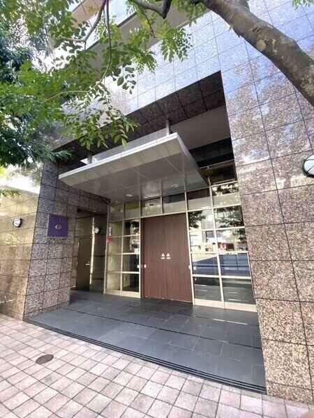 上品な雰囲気のエントランス。大切な家族の一員であるペットとも暮らせるマンションです(規約制限有)。