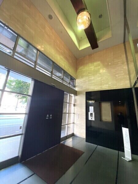 RC造地上14階建のオートロックマンション。不在時も荷物を受け取れる宅配ボックスが設けられています。