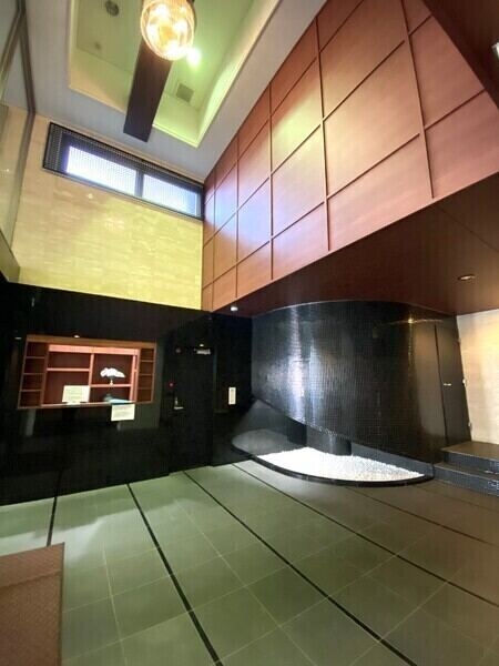 重厚感があり、ホテルライクな印象のエントランスホール。天井が高く、開放感を感じられるスペースです。