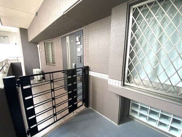 住戸前を通行する人が少なく、プライバシーを保ちやすい角住戸。モニタ付インターホンが設けられています。