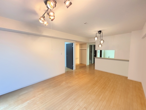 柱をバルコニー側に出したアウトポール設計のため、家具の配置がしやすいです。