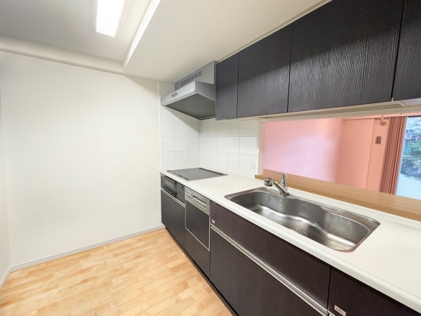 料理をしながら会話を楽しめる、対面式キッチンが採用されています。