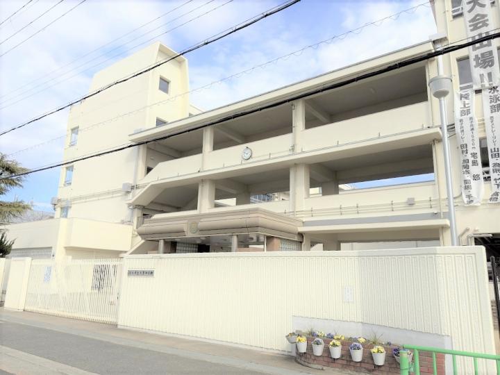 茨木市立天王中学校まで約１０４０ｍ（徒歩１３分）