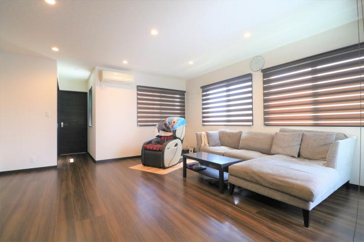 ダウンライト(調光可能)が複数箇所ございます。