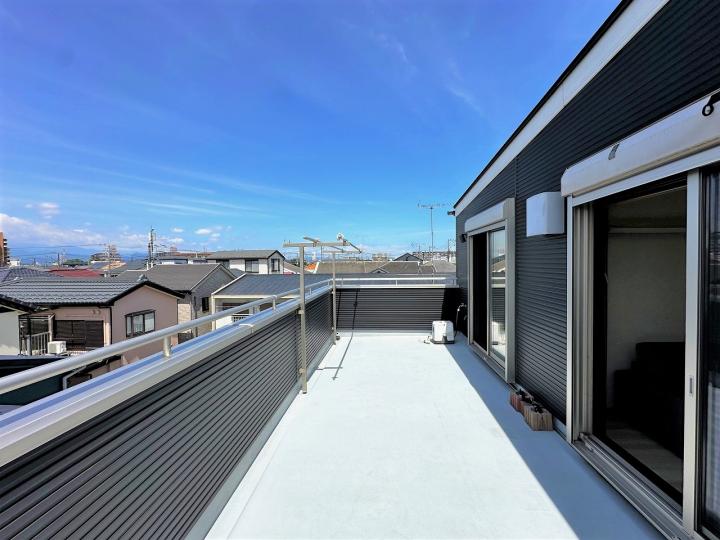 水栓、外部の電気コンセント、スポットライト2箇所ございます。