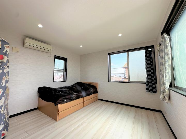 3階洋室(約7.8帖)、3面採光です。