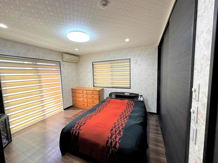 約7.8帖の納戸です。クローゼットもございます。