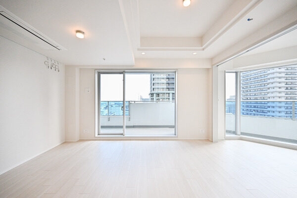 LDKは合わせると約14.4帖の広さ。南東向きバルコニーに面しており、爽やかな陽光が差し込みます。