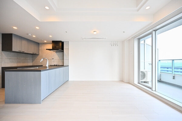 キッチンのブルーがアクセントになった明るい印象の内装。最高天井高2.7mの開放感ある室内です。