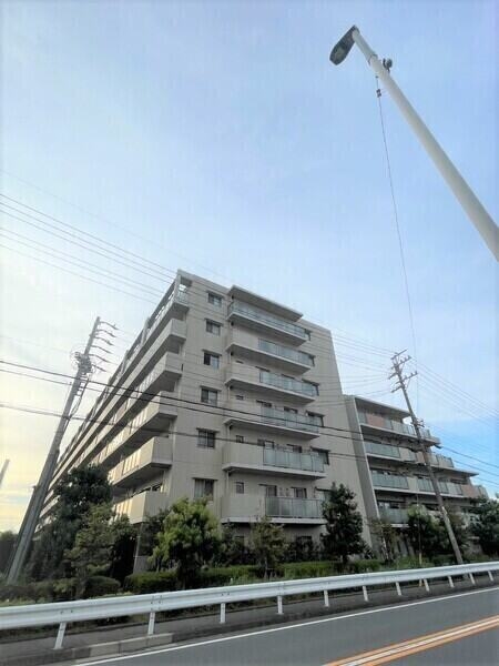 教育施設や幅広い買物施設が徒歩圏内に揃う、整った住環境も魅力です。ぜひ現地にてご確認くださいませ。