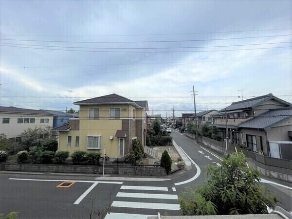 住戸からの眺望です。前面は戸建が立ち並び、陽当り・通風ともに良好。晴れた日は青空が広がります。