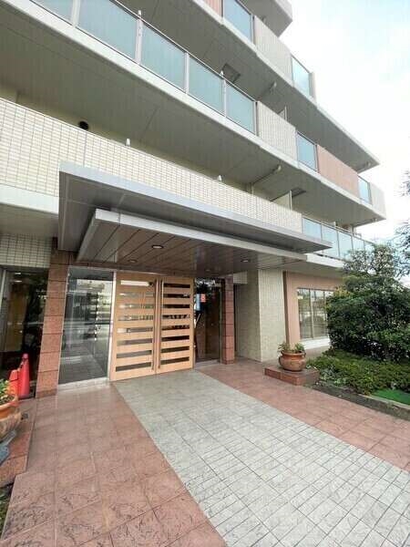 エントランスは不要な侵入を防ぐオートロックが設置されています。お子様のお留守番などにも重宝します。