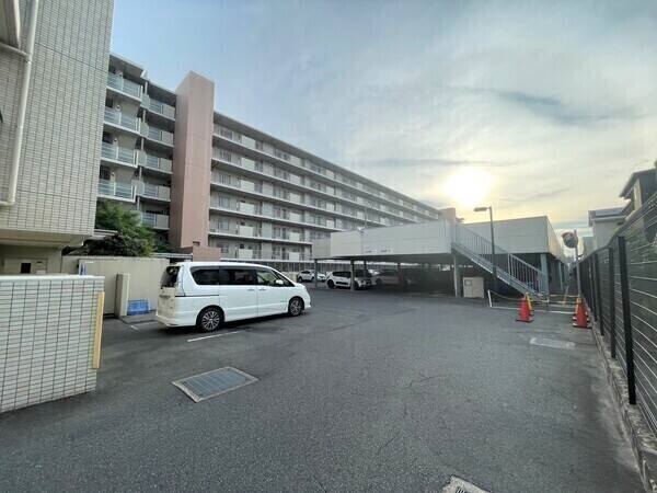 敷地内には平面駐車場・自走式駐車場(サイズ制限有)や、お手入れに便利な洗車スペースもございます。