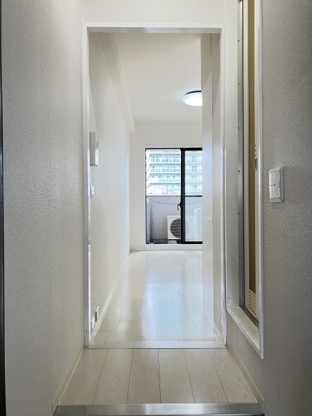 玄関から見た廊下