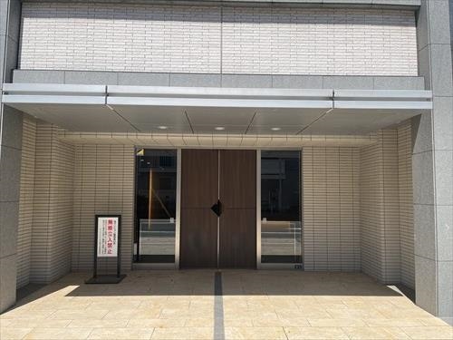 エントランス正面(2025年4月撮影)