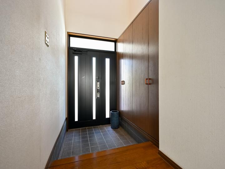 玄関部分！上部は吹き抜けとなっております！