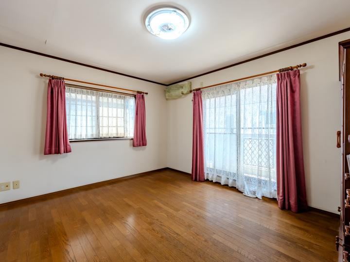 約8.6帖の洋室となります！バルコニーに面したお部屋です！